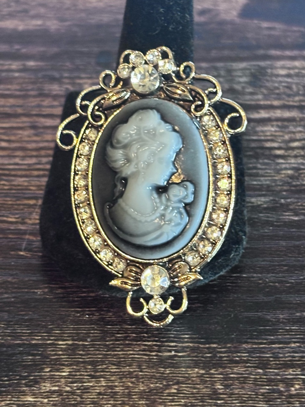 Small Vintage Style‎ Black and White Cameo Pendant Necklace